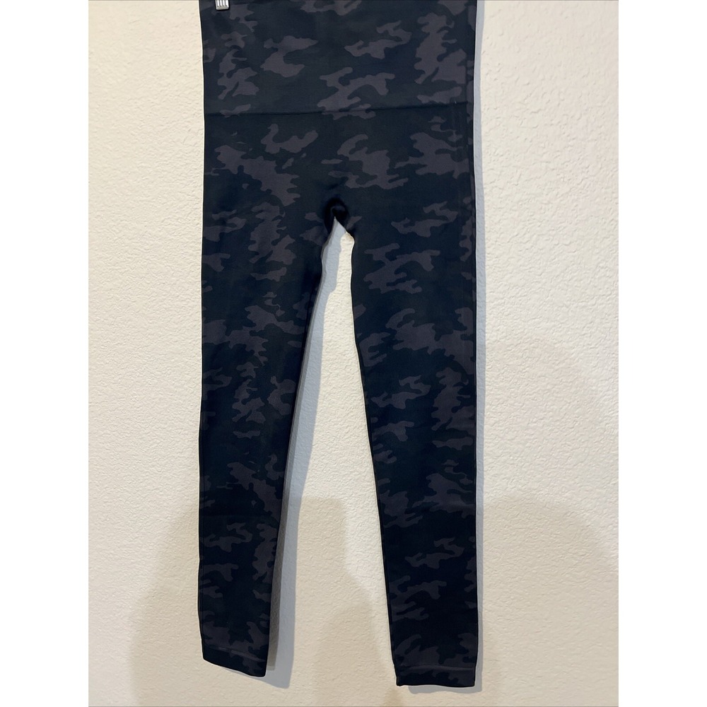 Spanx Women's Leggings In BLACK CAMO IN SIZE LARGE 25" Inseam (will Stretch)
